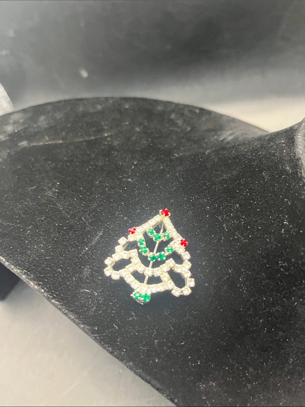 Rhinestone Christmas Tree Pin Brooch vintage Holiday Pin gemstones elegant!